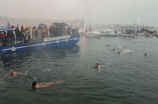 Праздник крещения по-гречески: мужчины плывут за крестом. prichod.ru