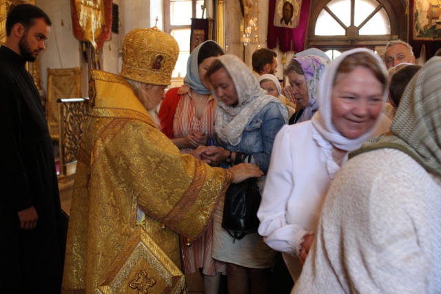 15 августа в храме поселка Восточный епископ Пантелеимон возглавил литургию