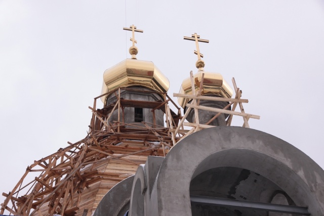Воздвигнут крест на храм Новомучеников и Исповедников в Новокосино