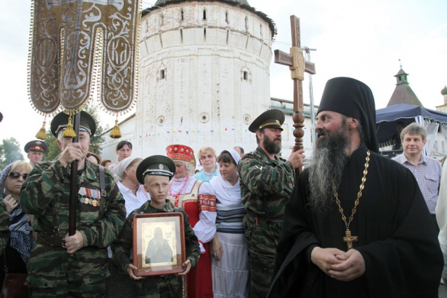 Хоругвь, связанную с именем  патриарха Гермогена, передали в Борисоглебский монастырь московские  паломники