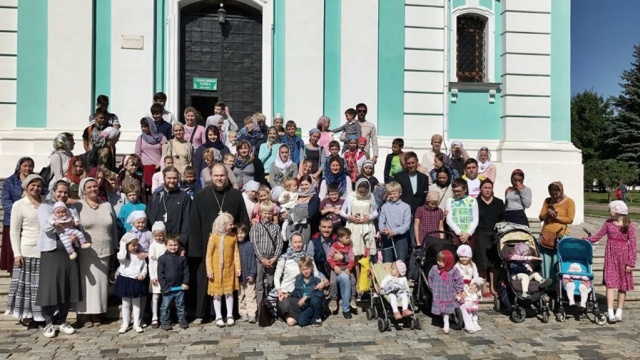 Содружество многодетных семей Восточного викариатство помолилось у мощей преп. Сергия Радонежского