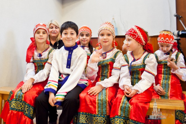 Около 100 детей из окрестных школ показали русские свадебные традиции