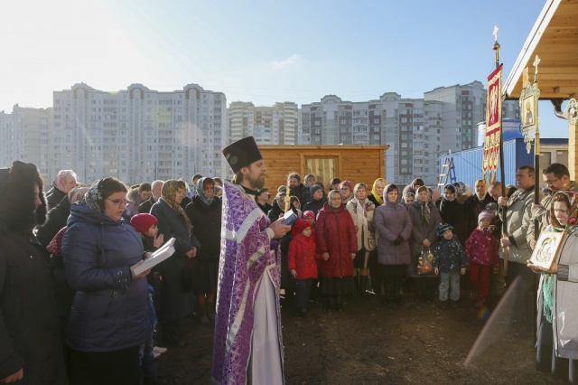 Верующие Косино-Ухтомского района прошли Крестным ходом к строящейся церкви в честь Живоначальной Троицы