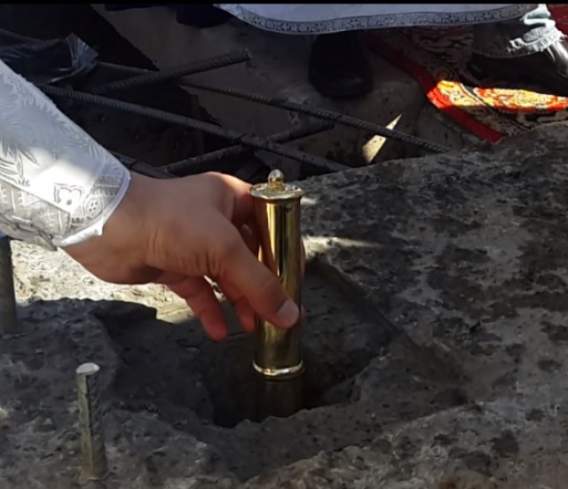 В фундамент строящегося храма святого патриарха Ермогена в Гольяново заложили памятную капсулу