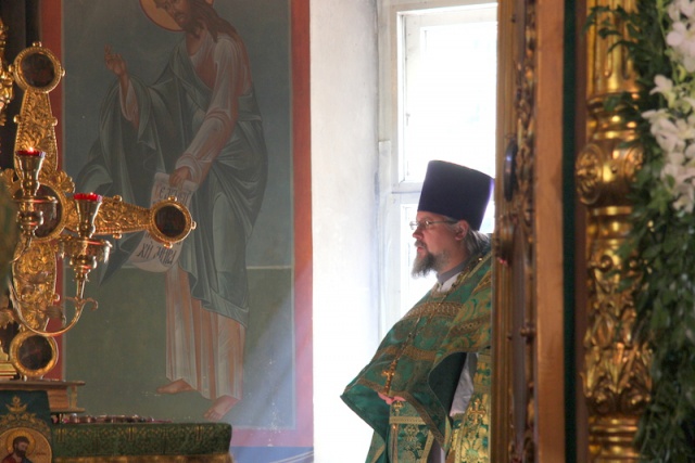 В престольный праздник храма святых Зосимы и Савватия, епископ Пантелеимон вручил награду Патриарха благочинному Рождественского благочиния