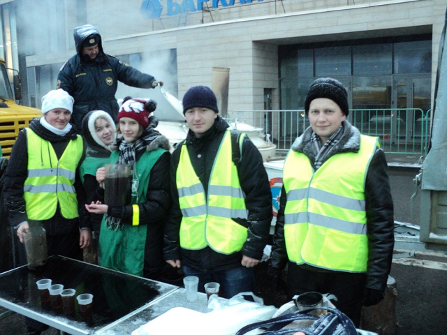 Молодежь викариатства приняла участие в организации доступа верующих к Дарам волхвов в Храме Христа Спасителя