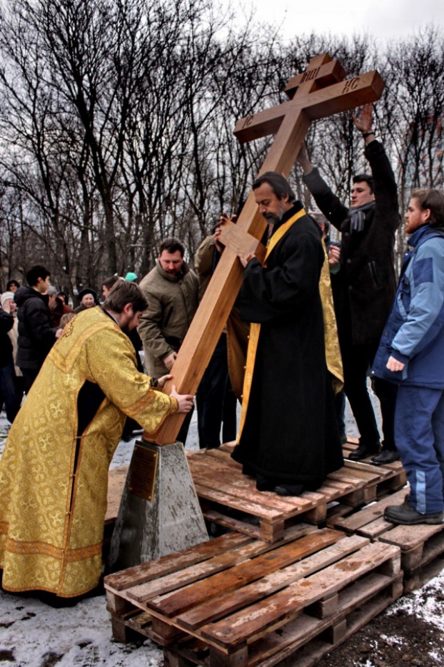Поклонный крест установили на месте строительства храма в честь крестителя Руси св. кн. Владимира