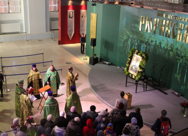 Священники Воскресенского благочиния совершили молебен на выставке "Моя история. Рюриковичи"
