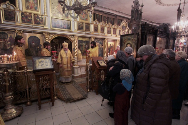 Епископ Пантелеимон совершил Божественную Литургию в храме свт. Николая Мирликийского на Преображенском кладбище