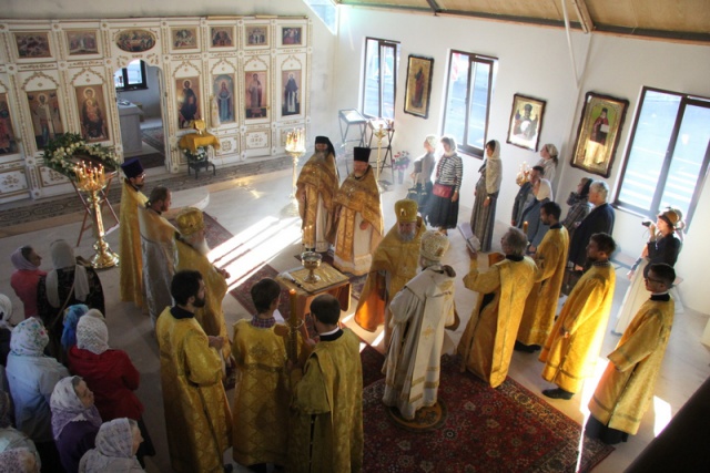 Епископ Пантелеимон совершил освящение храма святого Александра Свирского на Гаражной улице
