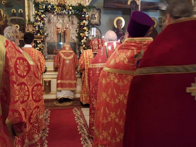 В день святителя Николая епископ Пантелеимон совершил божественную литургию в храме святителя Николая на Преображенском кладбище