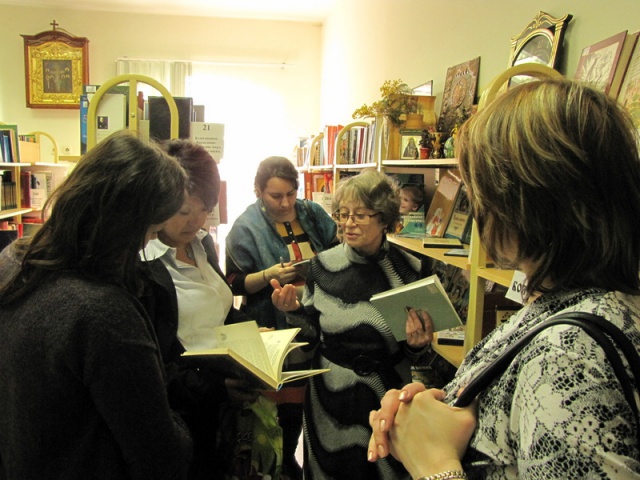 На Праздник православной книги в приходскую библиотеку пригласили учителей светских школ