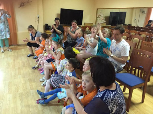Дети коррекционного детского дома научили прихожан храма радости добрых дел