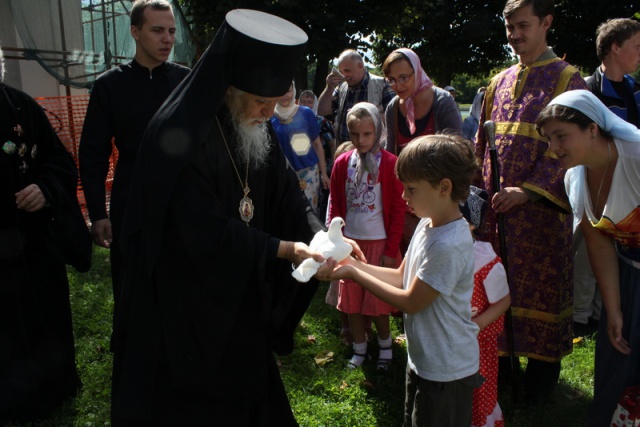 14 августа, в дворцовом храме усадьбы Кусково, епископ Пантелимон возглавил литургию, освятил новый урожай мёда, и выпустил в небо голубей в честь престольного праздника