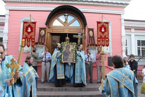 Тихвинскую икону Богородского храма вынесли для поклонения из алтаря