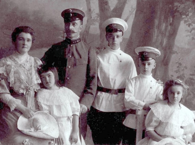 Семья Гримблит (слева направо) Вера Антониновна (мать), Татьяна, Николай Иванович (отец), Георгий, Борис, София