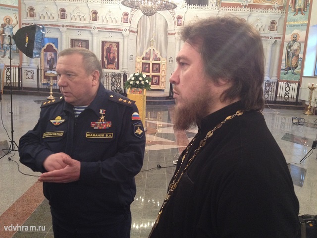 Герой России генерал-полковник Владимир Шаманов посетил храм Благовещения для встречи со священниками, окормляющими ВДВ