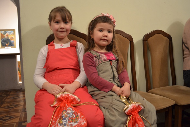 Наши елки: дети из храма преподобных Зосимы и Савватия Соловецких в Гольяново познакомились с принцессой