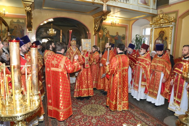Священники Рождественского благочиния оставили свои приходы, чтобы вместе совершить литургию и разделить друг с другом радость Пасхи