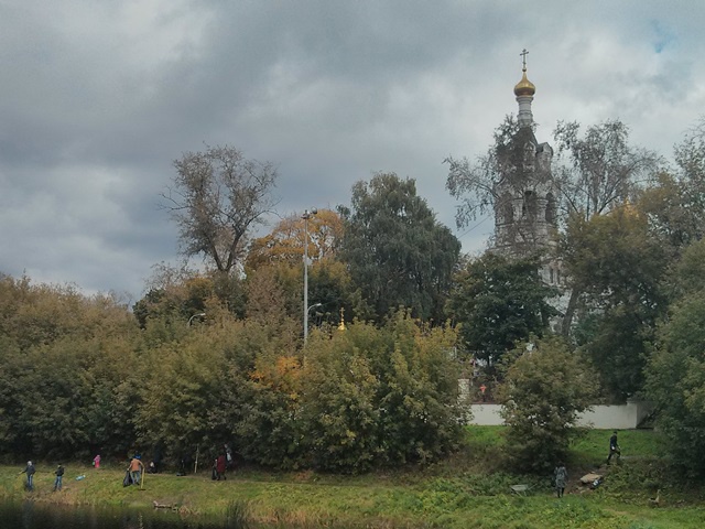 Прихожане Илиинского храма очистили от мусора берег архиерейского пруда в Черкизово