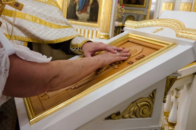 Для незрячих людей в ВАО освятили тактильную копию чудотворной иконы Божией Матери Косинская