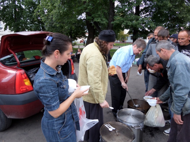 Добровольцы из храма Рождества Иоанна Предтечи в Сокольниках  два раза в неделю кормят 400 бездомных