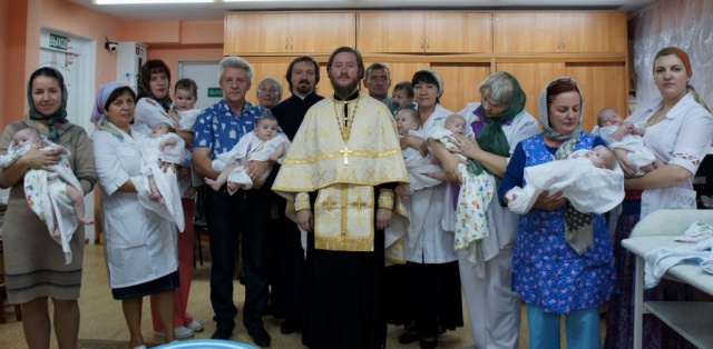 Клирики храма Преображения Господня в Богородском крестили 8  малышей в Доме ребенка № 19