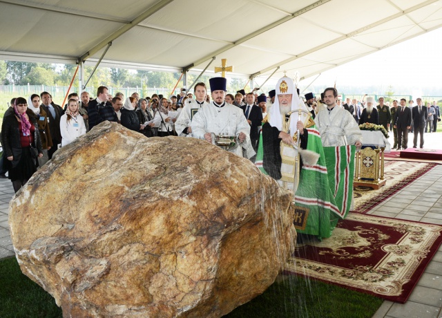 Закладной камень нового храма в честь преподобного Сергия Радонежского освятил Святейший Патриарх Кирилл