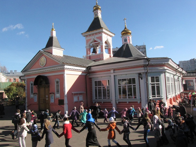 Храм Преображения Господня в Богородском собрал более ста тысяч рублей на Покровской благотворительной ярмарке