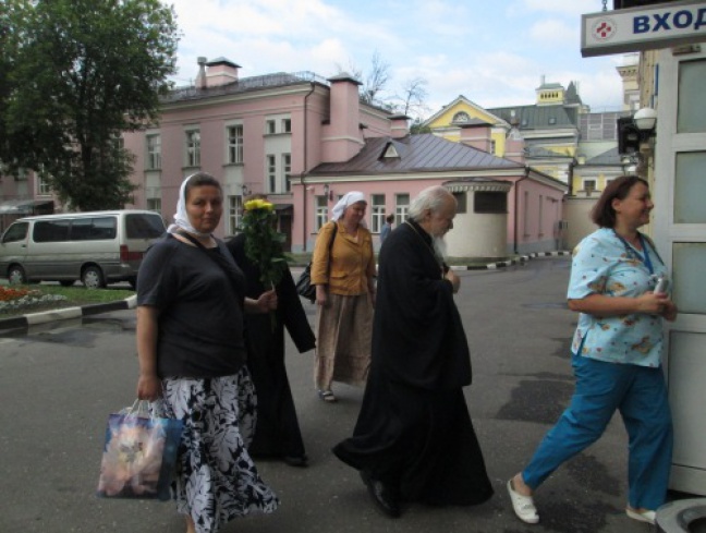 Управляющий Восточным викариатством города Москвы посетил в больницах пострадавших в ДТП под Подольском
