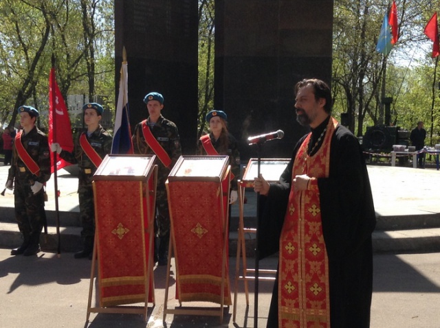 Панихида на митинге памяти в Новогиреево: протоиерей Алексей Батаногов помолился об упокоении погибших в Великую отечественную войну героев района Новогирево