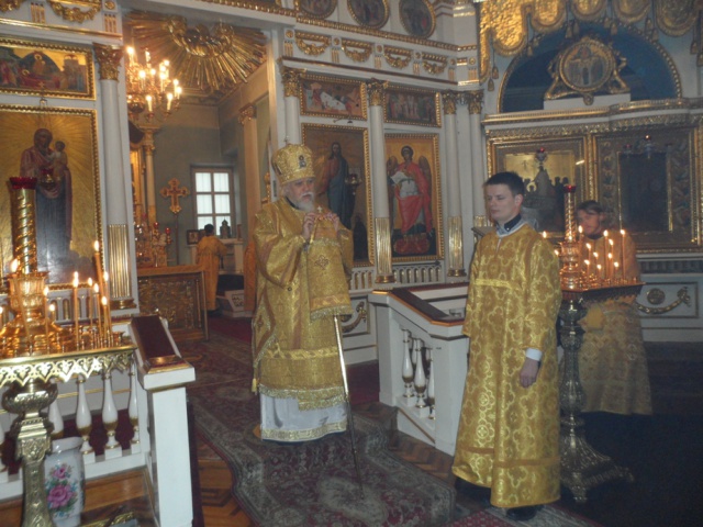 В престольный праздник святителя Николая, в Успенском храме в Косино, епископ Пантелеимон возглавил литургию