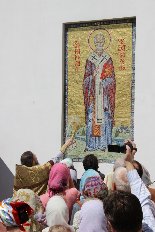 В храме Всех святых в Земле Российской просиявших установили и освятили мозаики