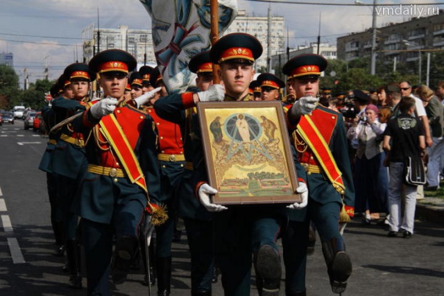 Солдаты в парадной форме участвовали в празднике на месте восстановления храма на Преображенской площади